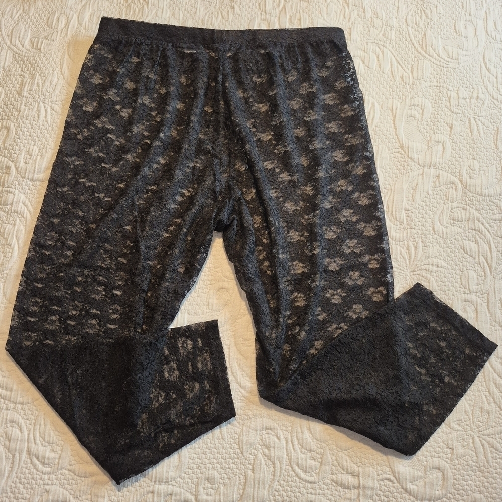 Torrid women's size 1 or 14/16 black lace cropped unlined floral leggings EUC